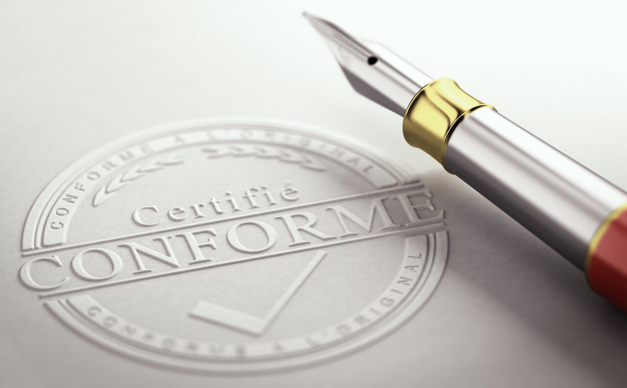 Apostille certifié conforme avec un stylo plume