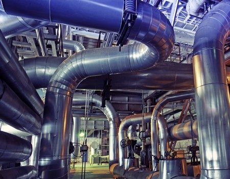 y tuberías que se encuentran dentro de una planta de energía industrial moderna